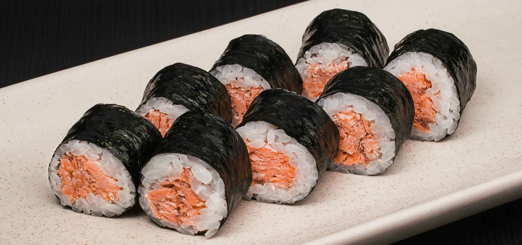 Hosomaki with baked salmon